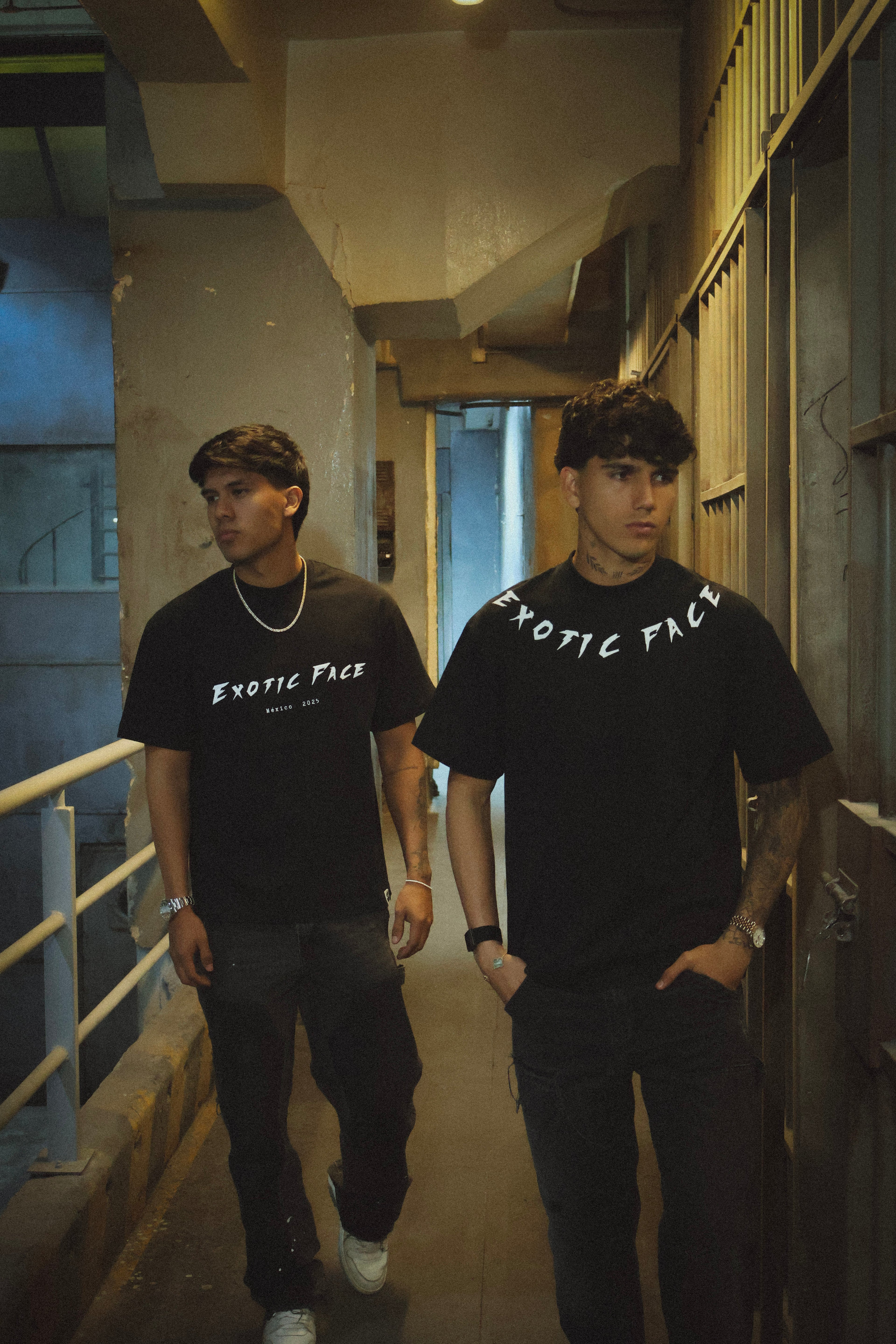 Camiseta Exotic Face negra oversize V