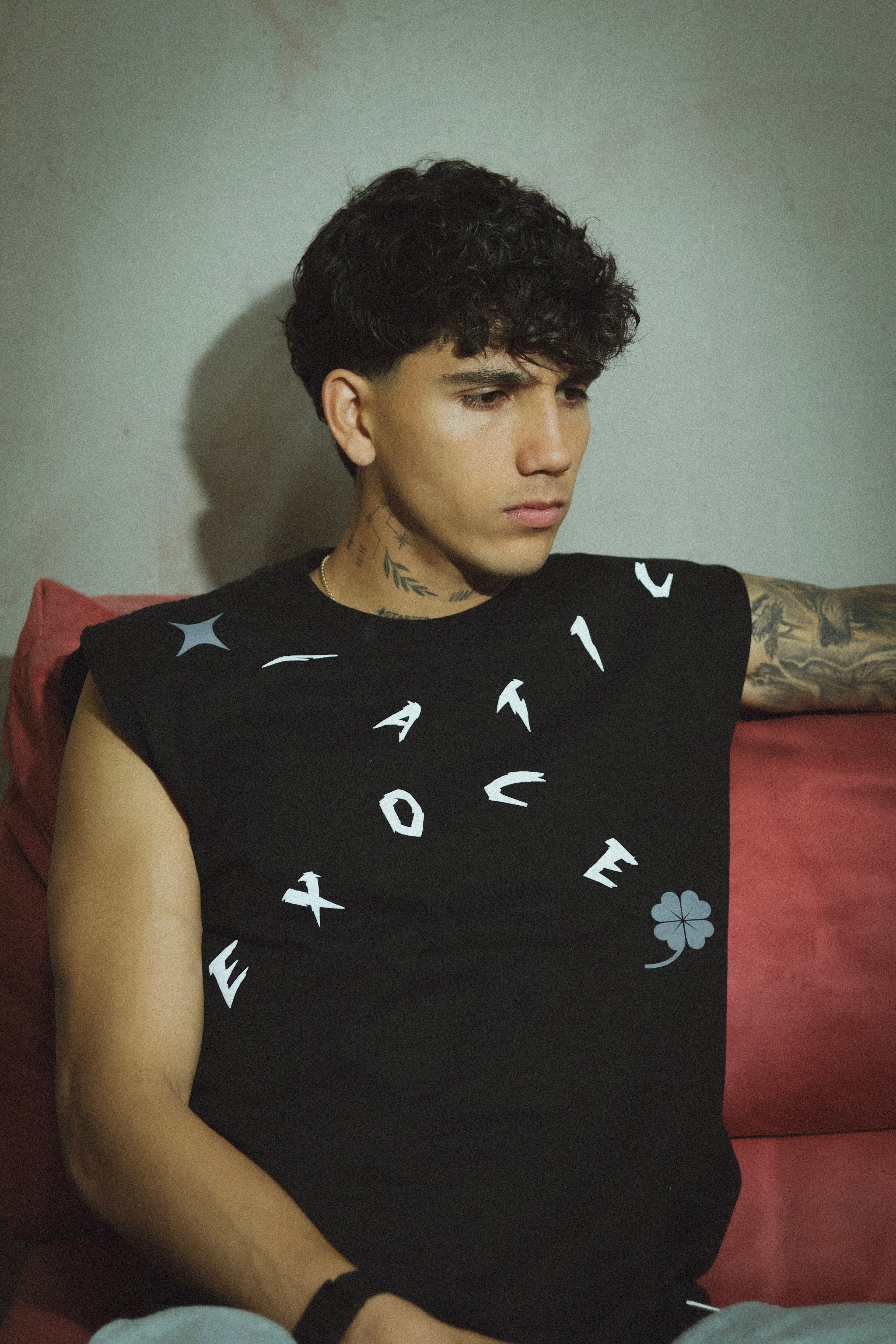 Camiseta sin mangas oversize Exotic Face negra