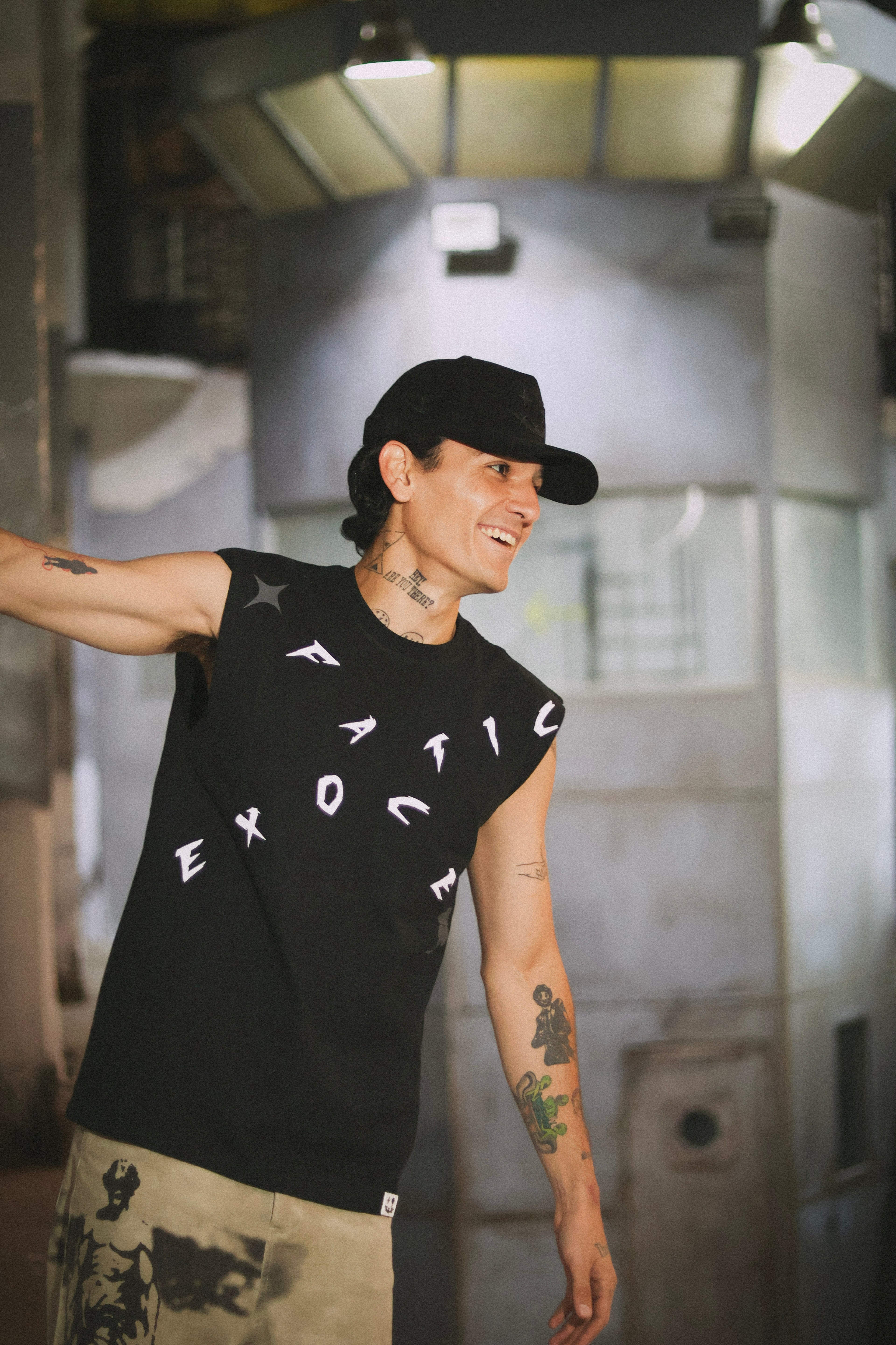 Camiseta sin mangas oversize Exotic Face negra