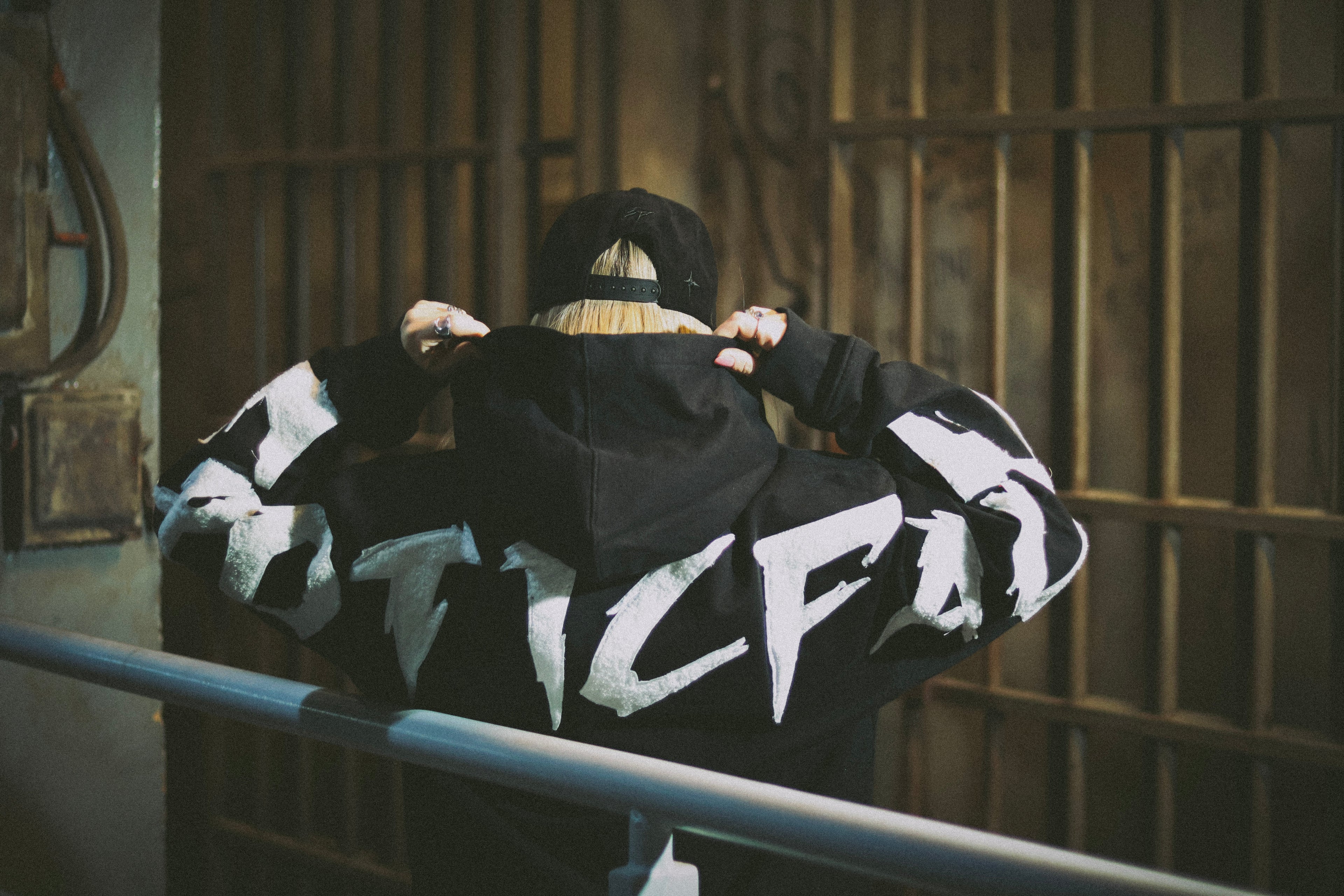 Hoodie Exotic Face negra oversize