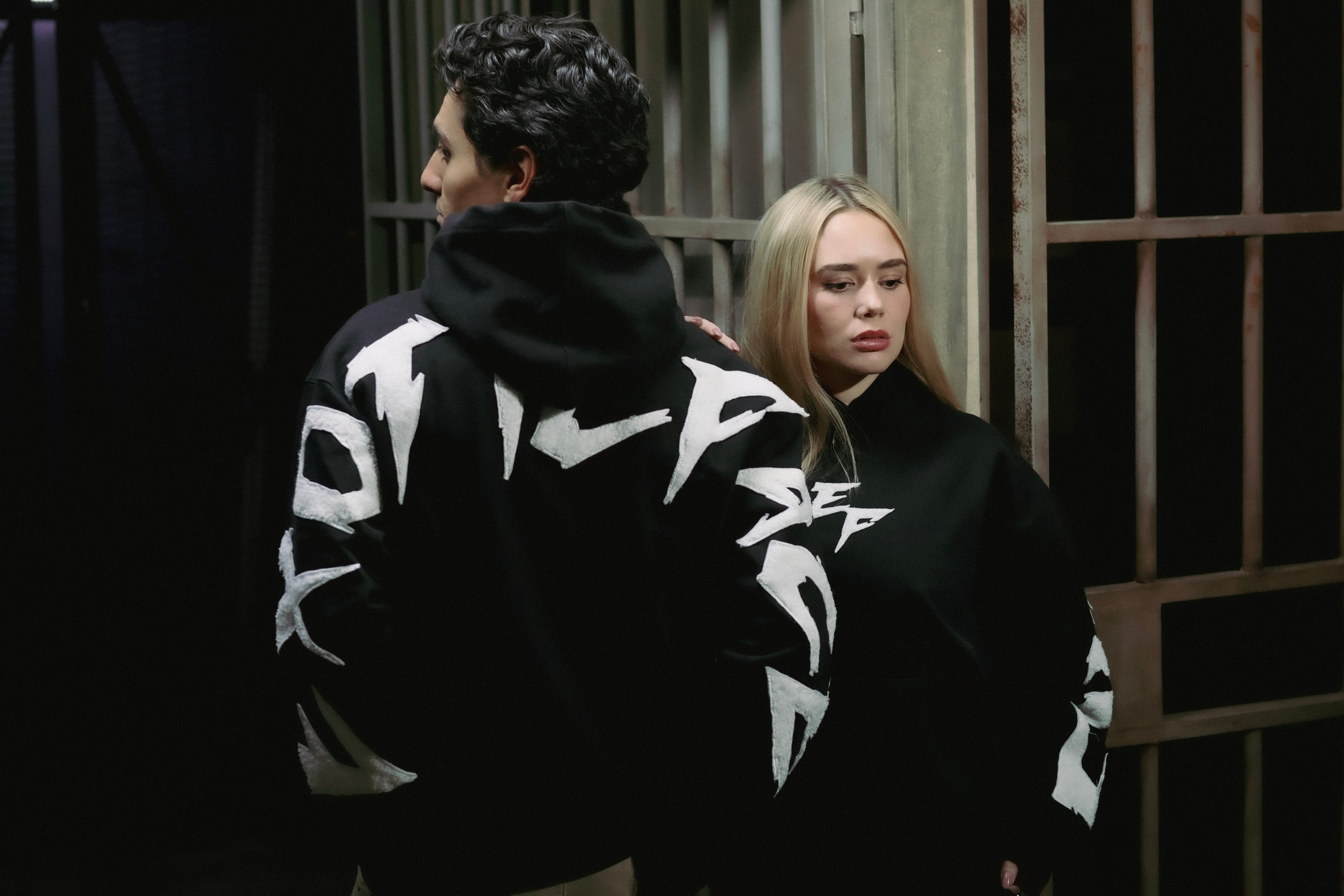 Hoodie Exotic Face negra oversize