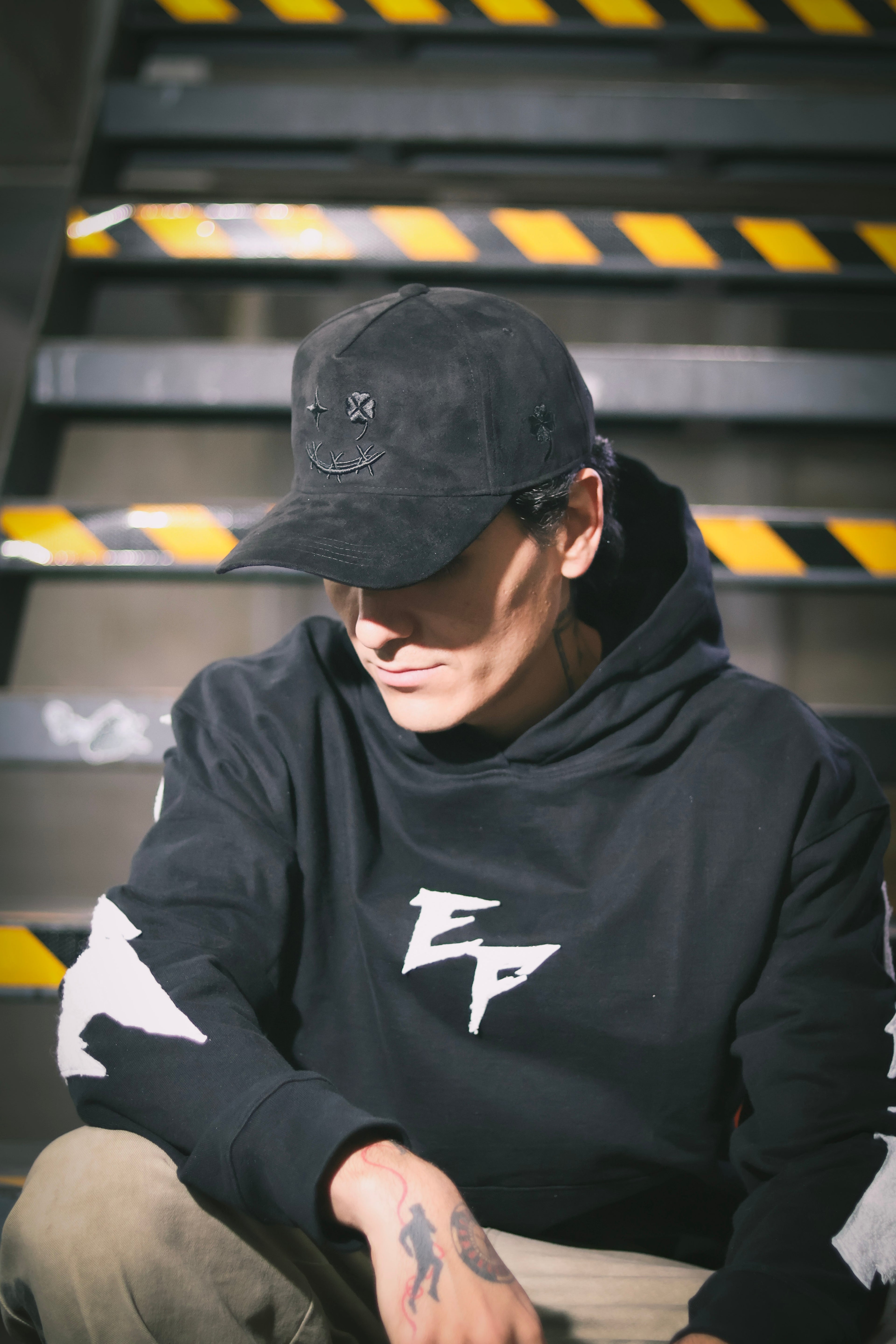 Hoodie Exotic Face negra oversize