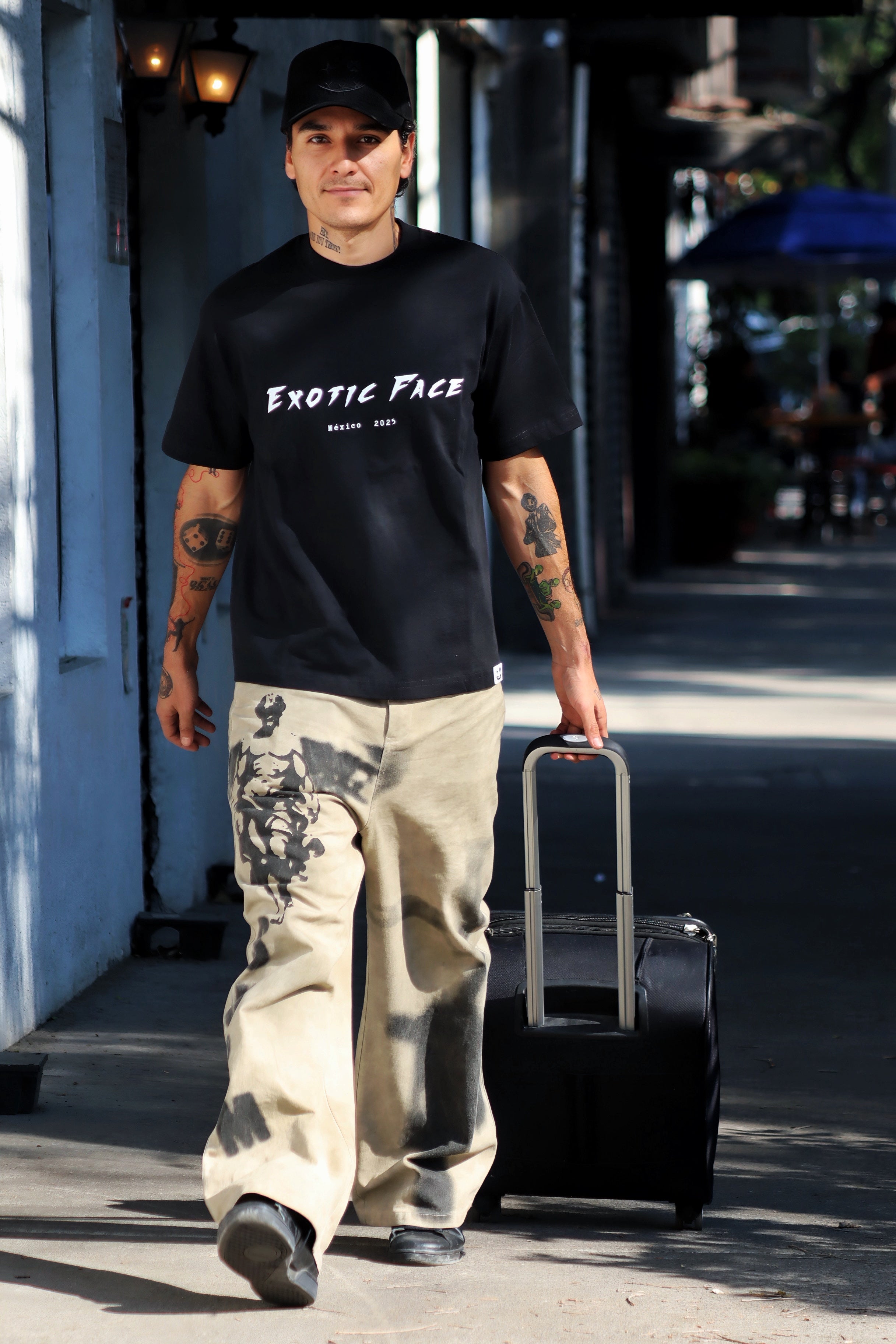 Camiseta Exotic Face negra oversize V